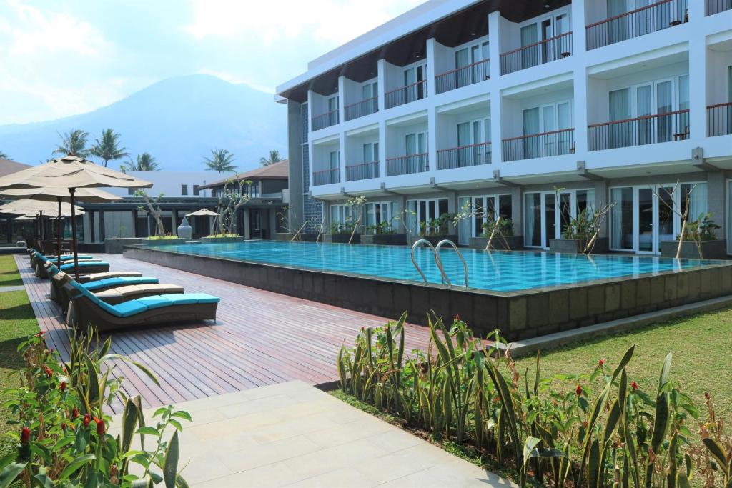 Bazén v ubytování Hotel Santika Premiere Garut nebo v jeho okolí