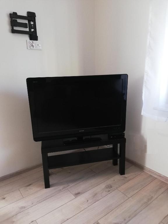 Televízia a/alebo spoločenská miestnosť v ubytovaní Apartament Zebcowska