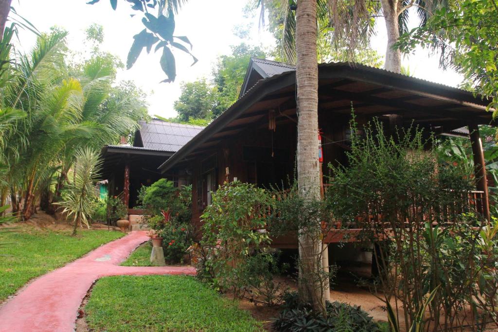 Longtail Beach Resort - Familiekamer Met Uitzicht Op De Tuin