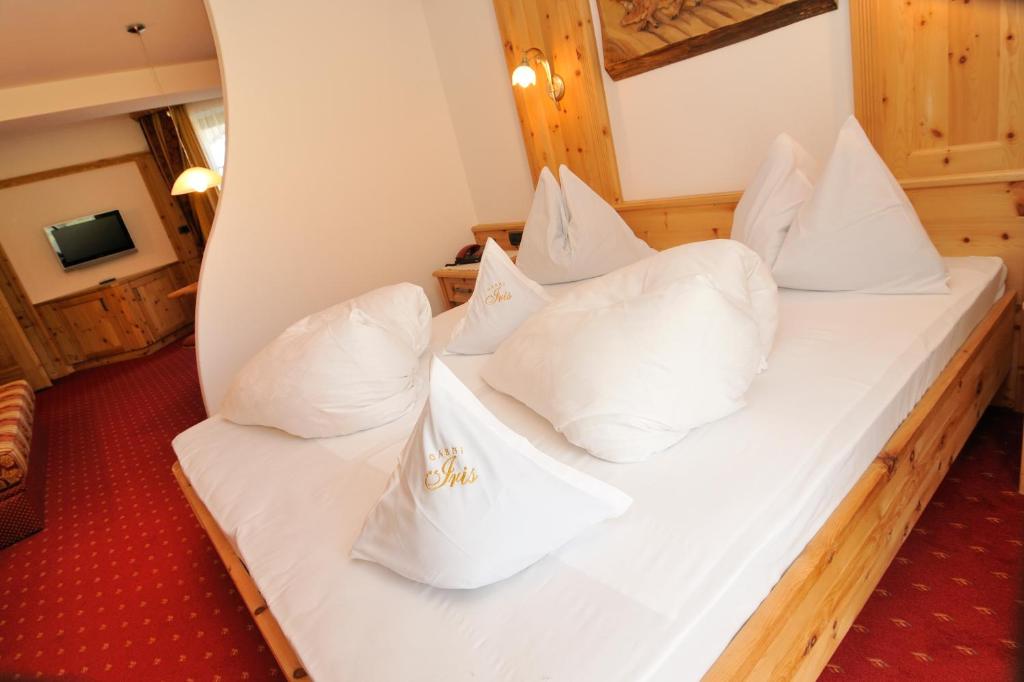 Postel nebo postele na pokoji v ubytování Garni Hotel Iris