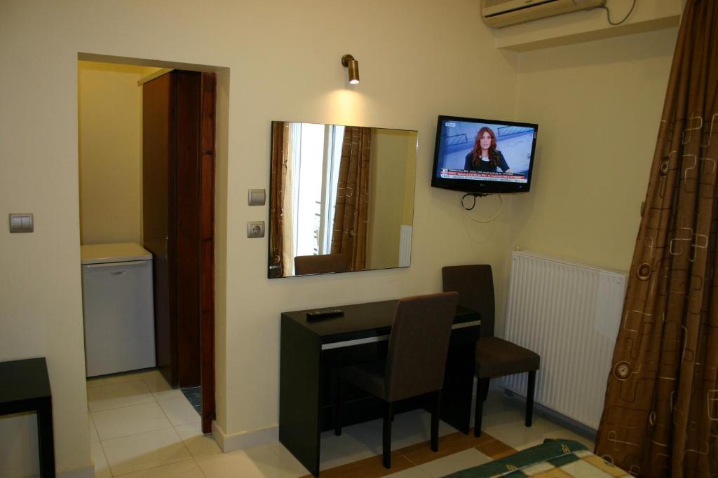 TV a/nebo společenská místnost v ubytování Petit Palais Hotel