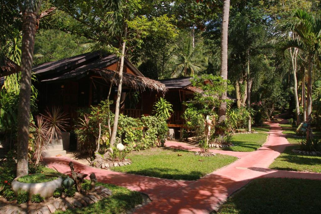 Longtail Beach Resort - Familiekamer Met Uitzicht Op De Tuin En Airconditioning