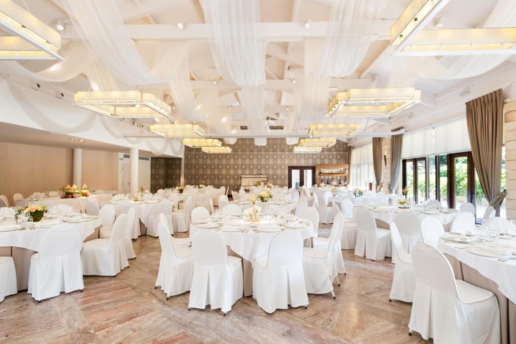 Restaurace v ubytování Abba Palacio de Soñanes Hotel