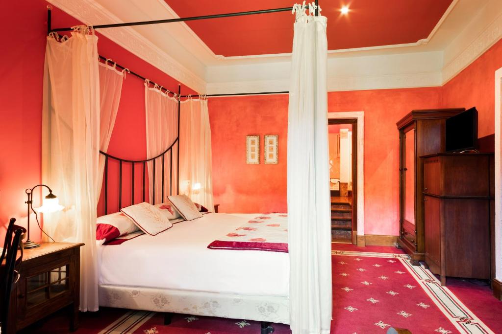 Postel nebo postele na pokoji v ubytování Abba Palacio de Soñanes Hotel