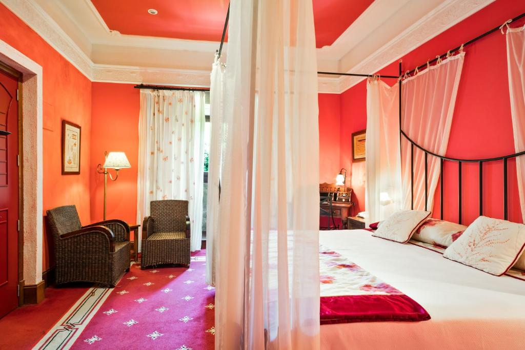 Postel nebo postele na pokoji v ubytování Abba Palacio de Soñanes Hotel