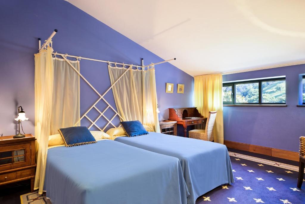 Postel nebo postele na pokoji v ubytování Abba Palacio de Soñanes Hotel
