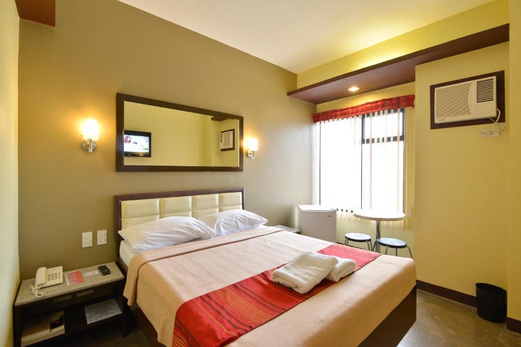 Postel nebo postele na pokoji v ubytování Express Inn Cebu Mabolo