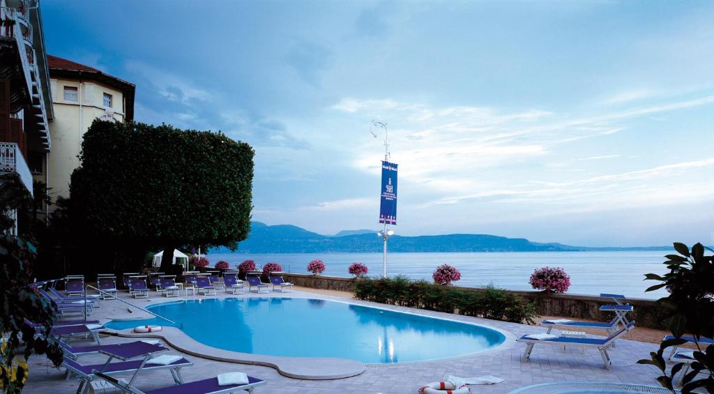 Bazén v ubytování Grand Hotel Gardone nebo v jeho okolí