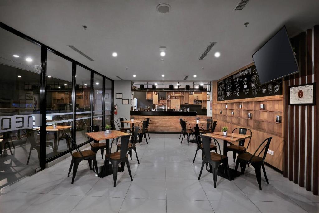 Restaurace v ubytování Hotel Neo Gajah Mada Pontianak by ASTON