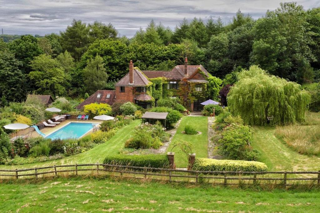 un domaine avec une piscine et une maison dans l'établissement The Limes Country House with Heated Pool & Hot Tub, à Great Missenden