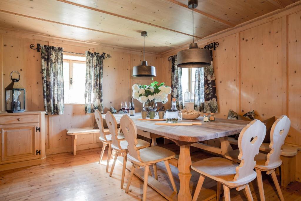 a dining room with a wooden table and chairs at Chalet Hafling Zoila in Avelengo