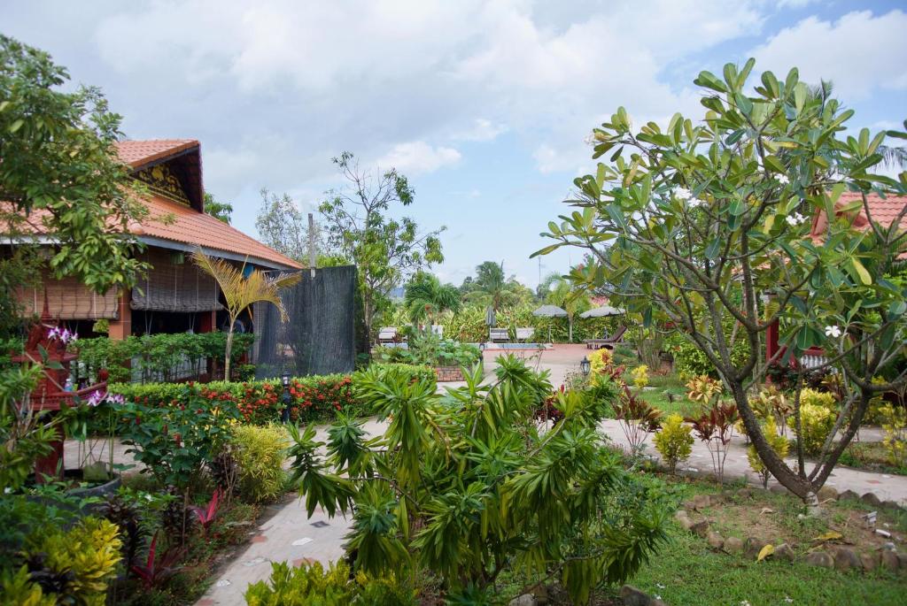 un jardín frente a una casa en Phoumrumduol Bungalow en Kampot