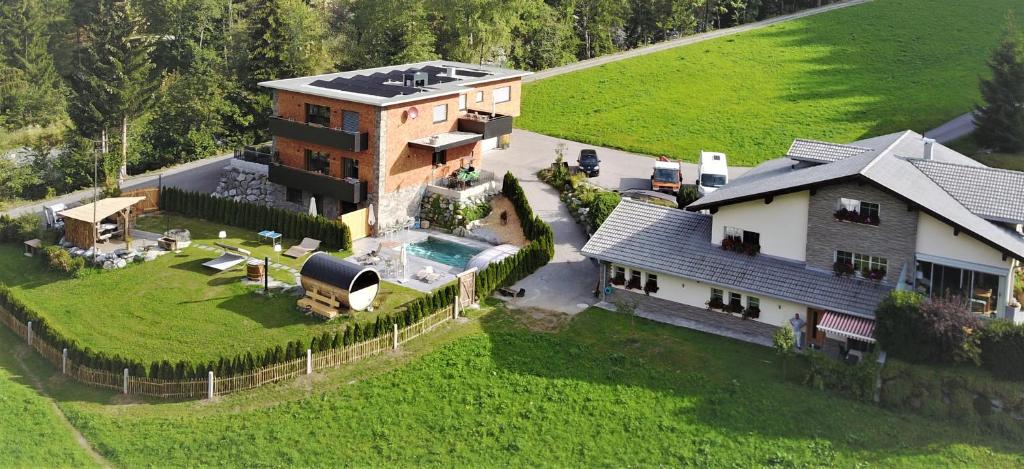 Puutarhaa majoituspaikan Chalet Appartement Antonhaus ulkopuolella