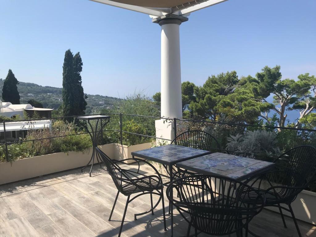 a patio with a table and chairs on a balcony at Hotel Orsa Maggiore in Anacapri