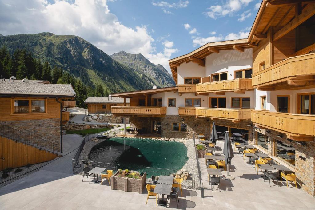 Vista generica sulle montagne o vista sulle montagne dall'interno dello chalet