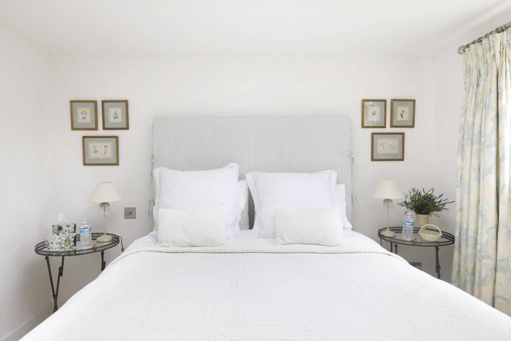 ミッドハーストにある9 Elmleighの白いベッドルーム(大きな白いベッド1台、テーブル2台付)