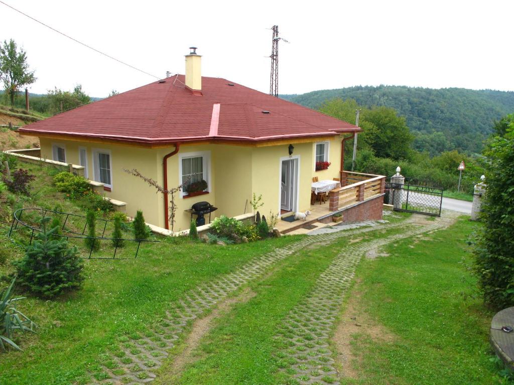 ein kleines gelbes Haus mit rotem Dach in der Unterkunft vilka Lustig in Horní Podkozí