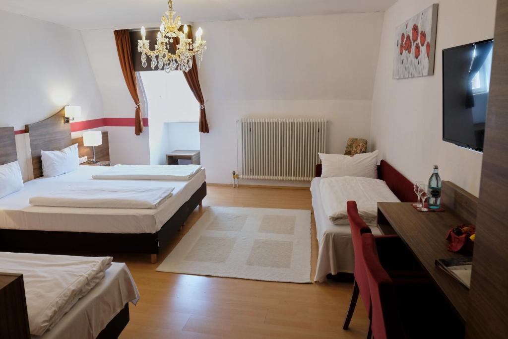 Postel nebo postele na pokoji v ubytování Romantica Hotel Blauer Hecht