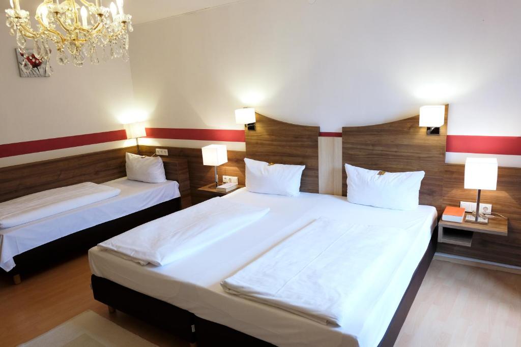 Postel nebo postele na pokoji v ubytování Romantica Hotel Blauer Hecht