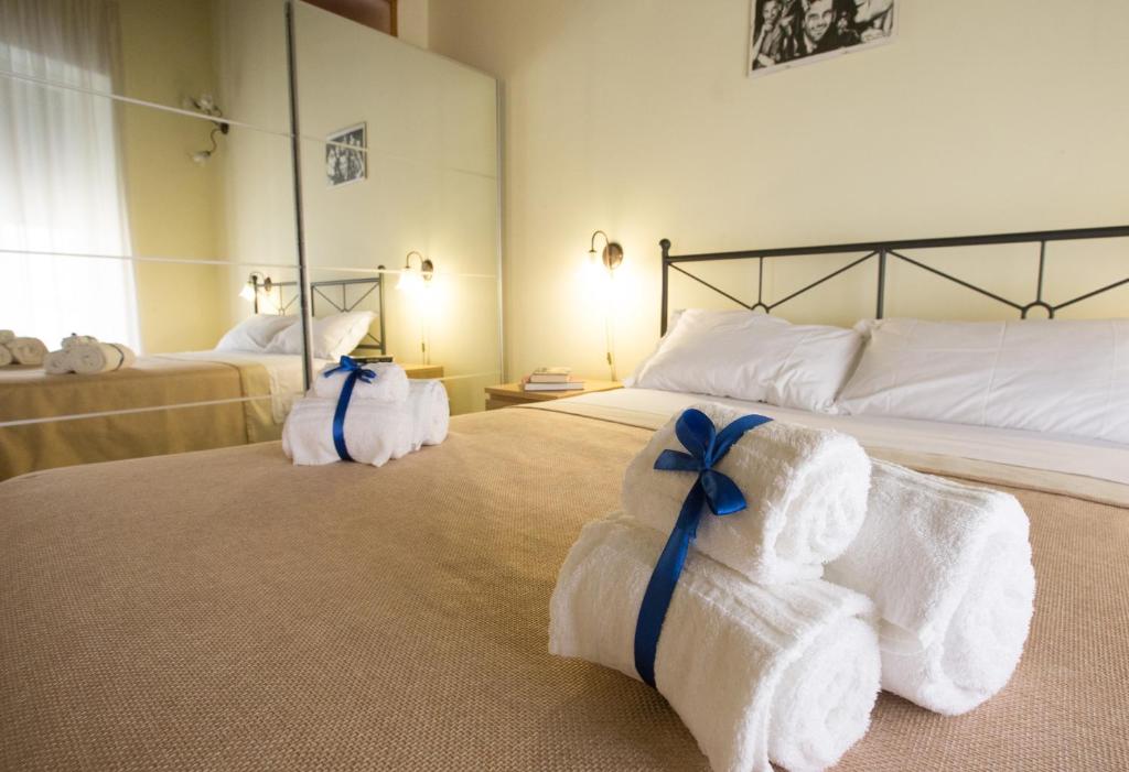 ein Hotelzimmer mit 2 Betten und Handtüchern in der Unterkunft La Fontana di Rua Catalana in Neapel