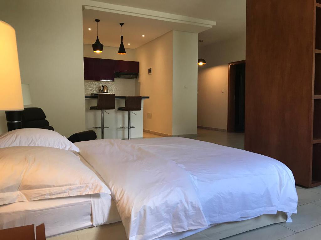 سرير أو أسرّة في غرفة في Residence Awale Abidjan