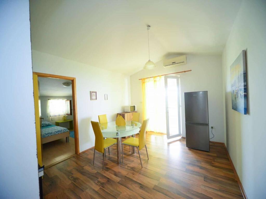 Zdjęcie z galerii obiektu Two-Bedroom Apartment in Ljubac I w mieście Krneša