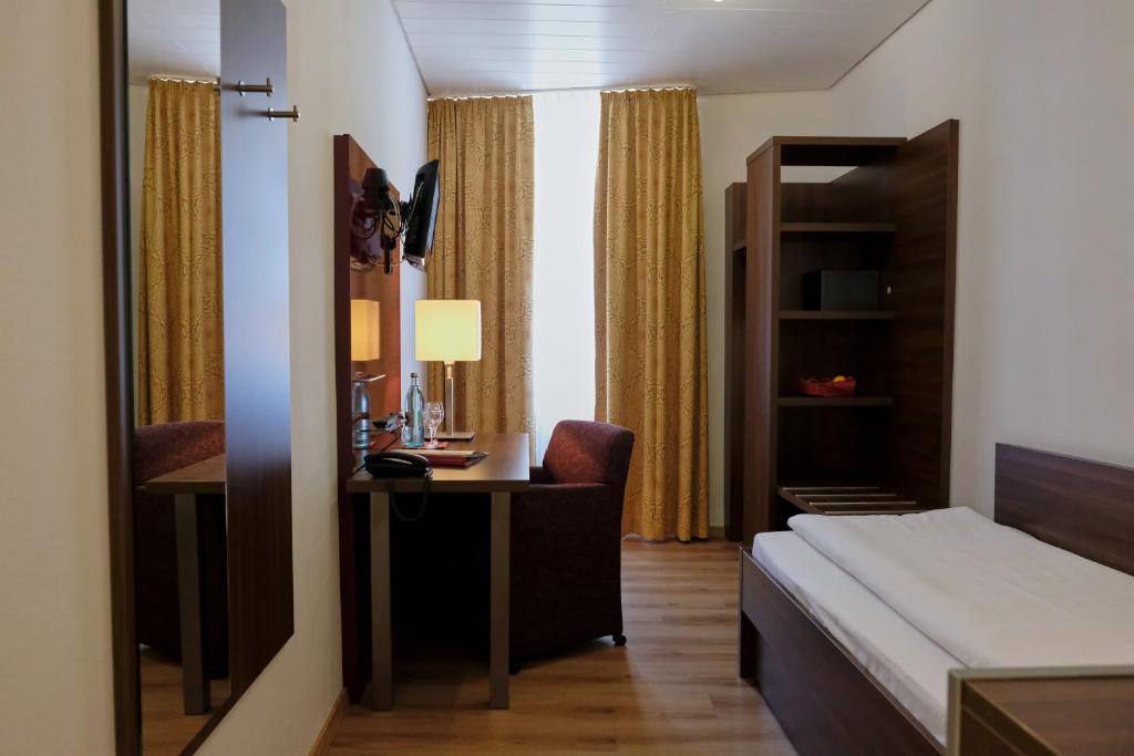 Postel nebo postele na pokoji v ubytování Romantica Hotel Blauer Hecht