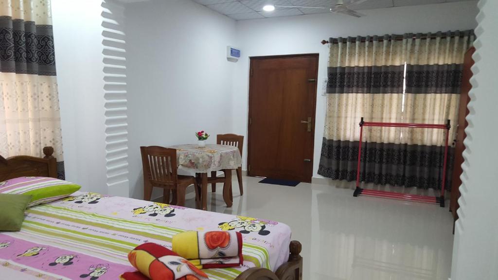 Postel nebo postele na pokoji v ubytování Anura Home Stay