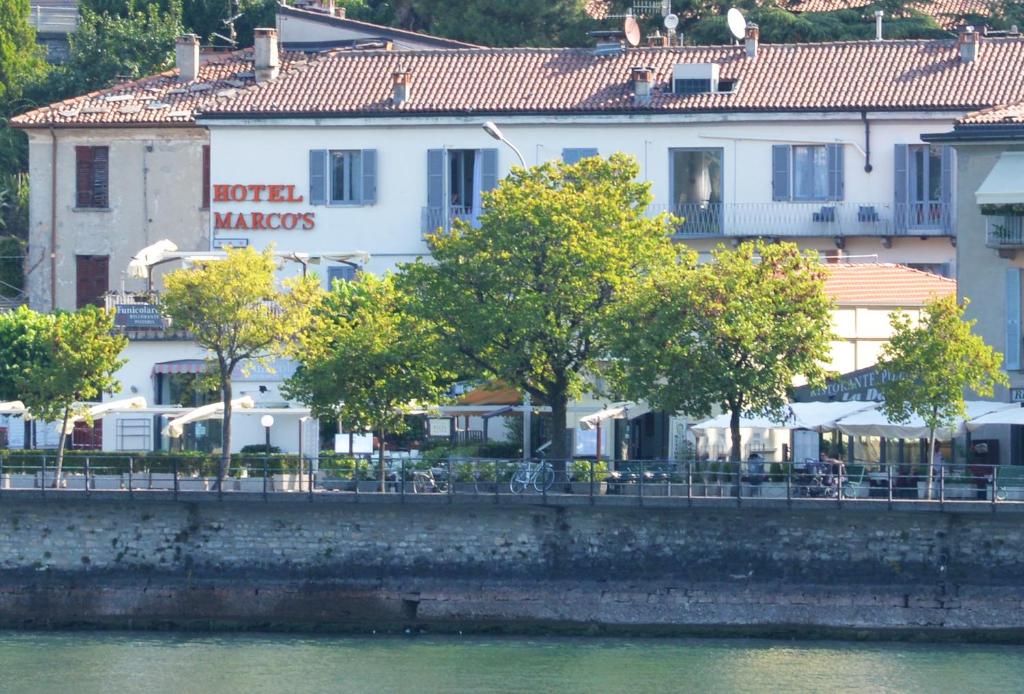 Výhled na řeku, která protéká v blízkosti hotelu
