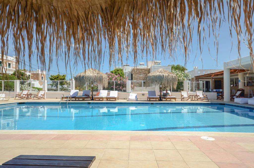 Bazén v ubytování Hotel Naxos Beach nebo v jeho okolí