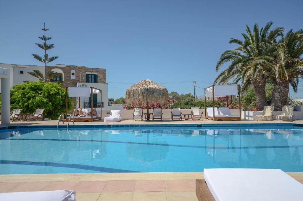 Bazén v ubytování Hotel Naxos Beach nebo v jeho okolí
