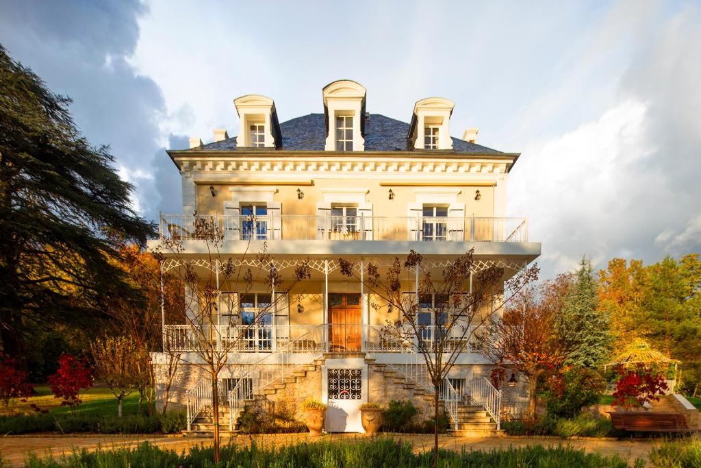 an old house with a turret on top of it at Lalande-Laborie in Auriac-du-Périgord