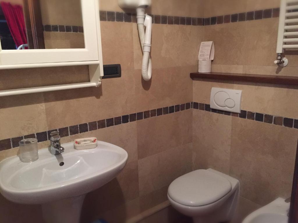 A bathroom at Casa Benassi ,Room&Suite , con piscina