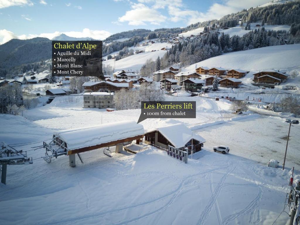 レ・ジェにあるMont Chery Lodge and Spa - Chalets1066の雪に覆われた村