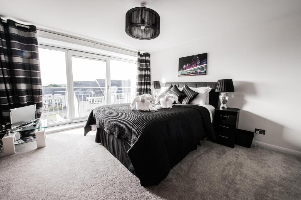 sypialnia z łóżkiem z dwoma pluszakami w obiekcie Woodlands Luxury 4 Bedroom Townhouse Cults w Aberdeen