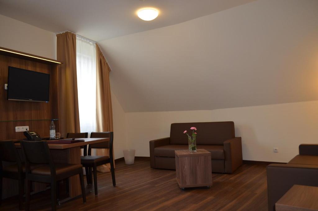 TV a/nebo společenská místnost v ubytování Hotel Isenbütteler Hof