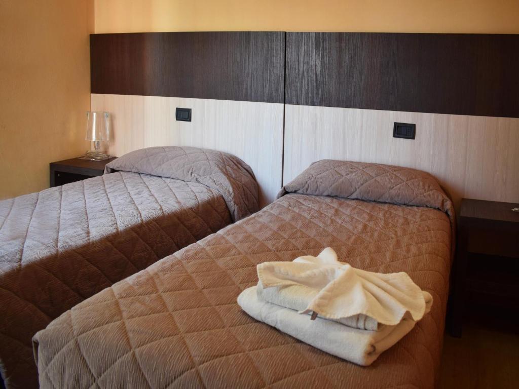 A bed or beds in a room at Hotel Bamby
