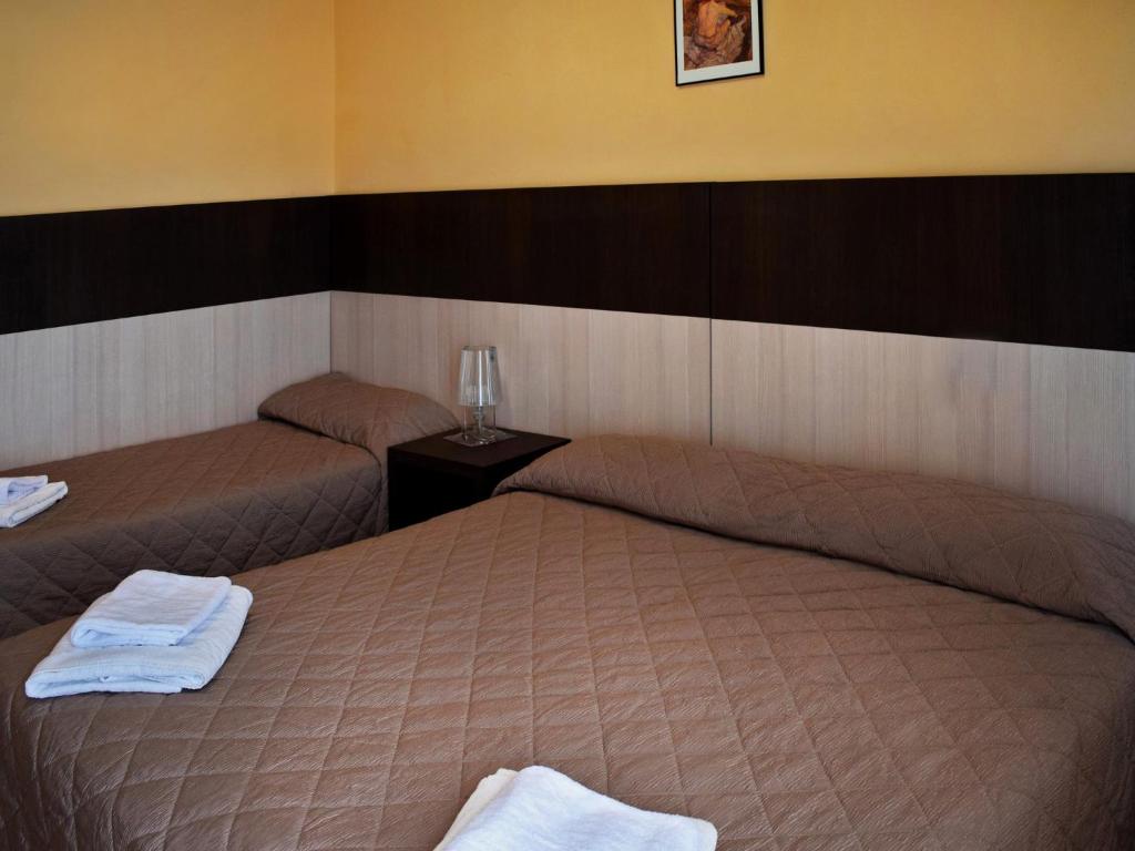 A bed or beds in a room at Hotel Bamby