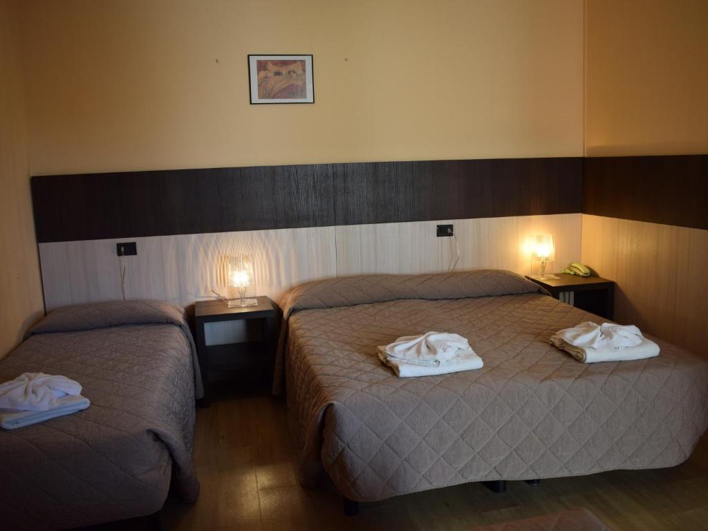 A bed or beds in a room at Hotel Bamby