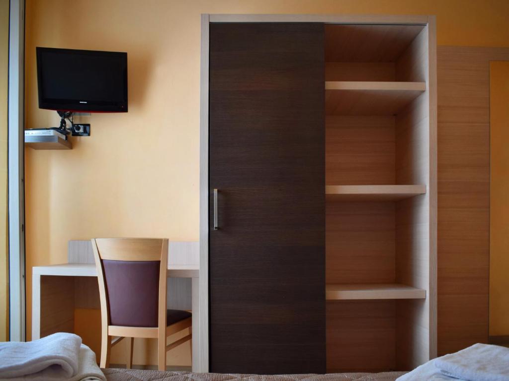 A television and/or entertainment centre at Hotel Bamby