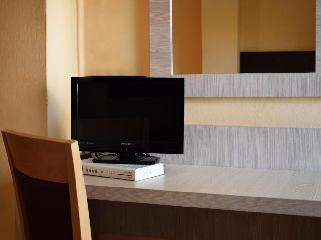 A television and/or entertainment centre at Hotel Bamby