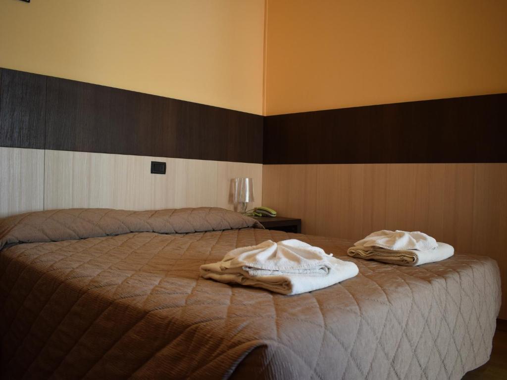 A bed or beds in a room at Hotel Bamby
