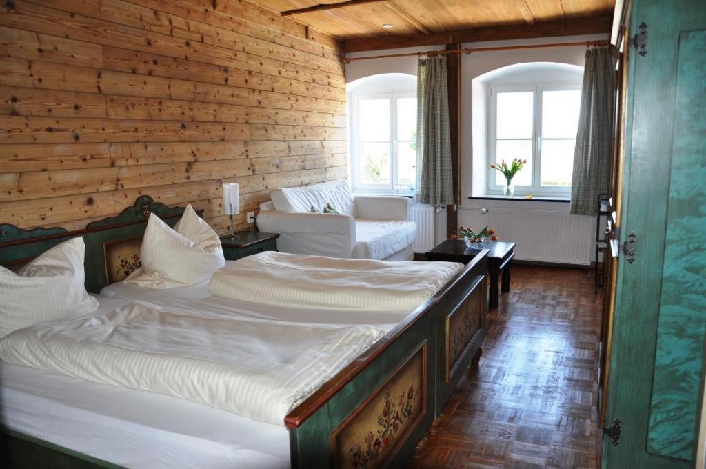 Postel nebo postele na pokoji v ubytování Pension Hirsch