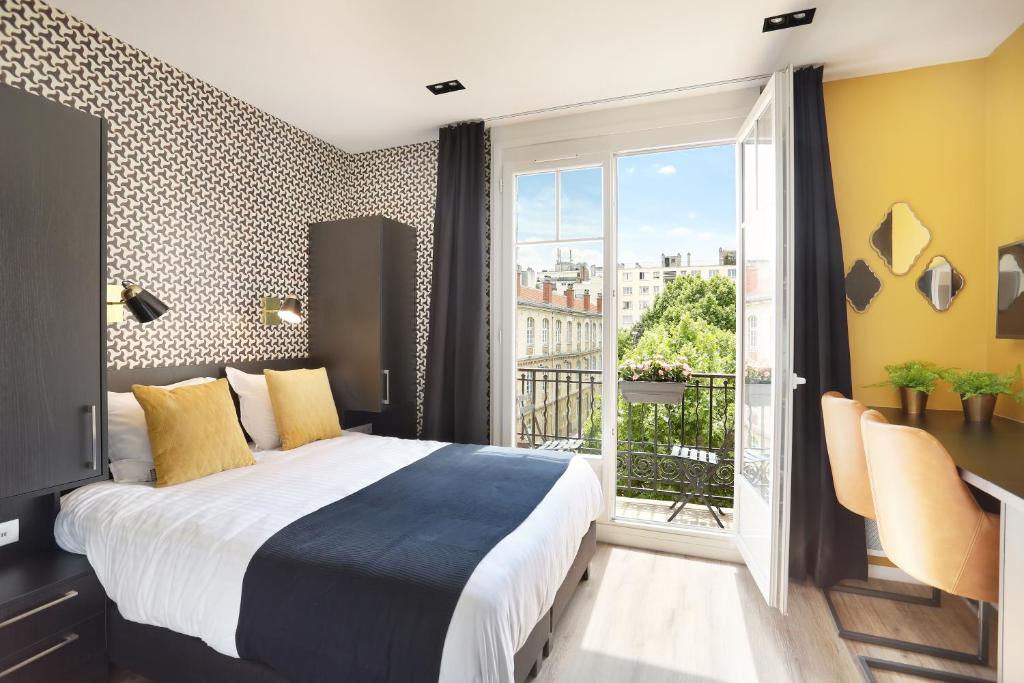 パリにあるParis Eiffel by YAYSのベッドルーム(大型ベッド1台、大きな窓付)