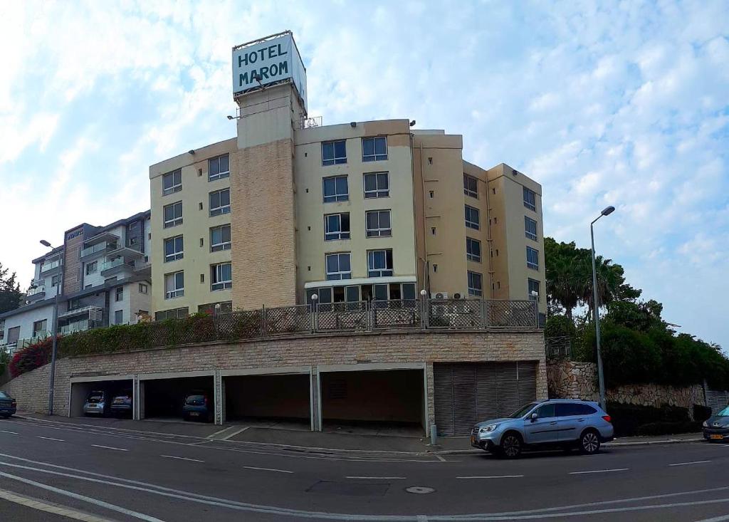 un edificio con un cartel en la parte superior en Marom Residence Romema, en Haifa