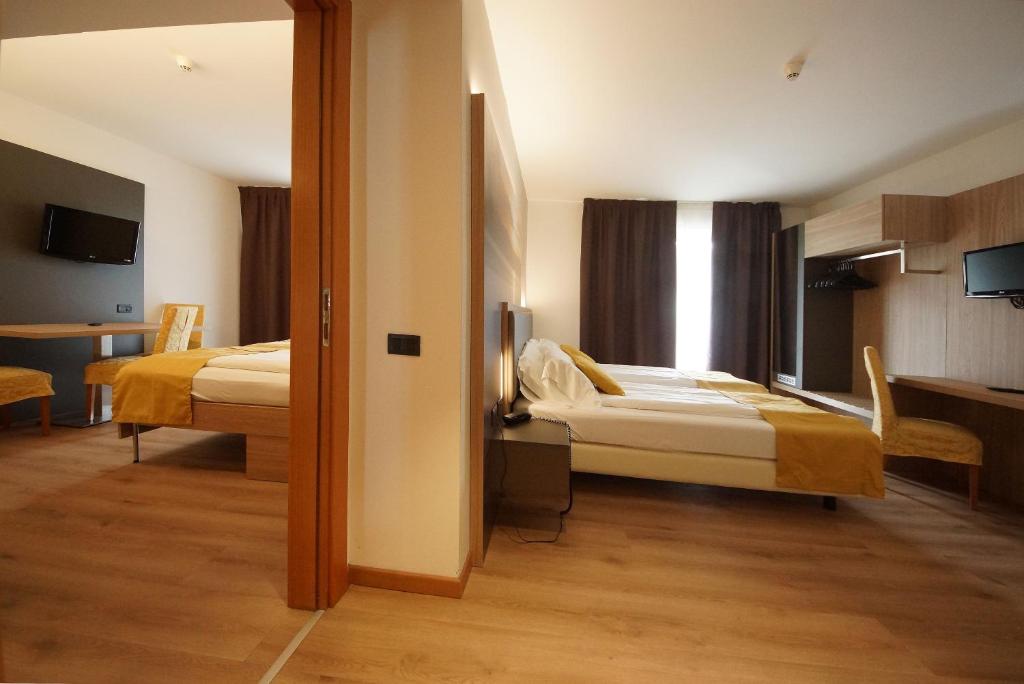 Postel nebo postele na pokoji v ubytování Ambassador Suite Hotel