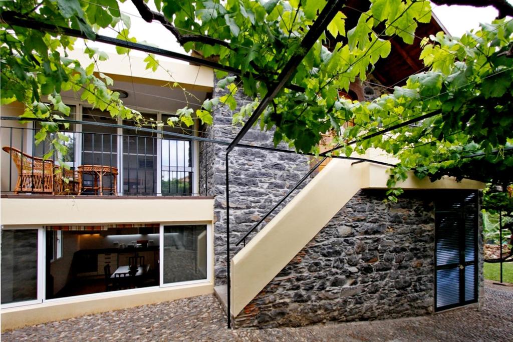 een uitzicht op een huis met een stenen muur bij OurMadeira - Casa do Feitor, secluded in Funchal
