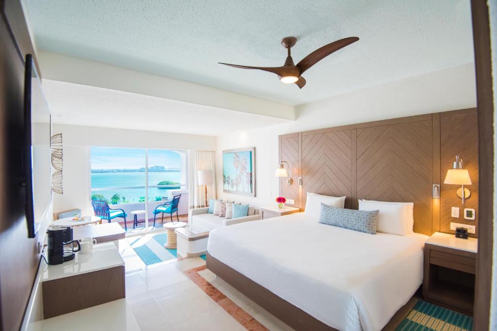 Postel nebo postele na pokoji v ubytování Sunscape Cancun All-Inclusive Resort & Spa