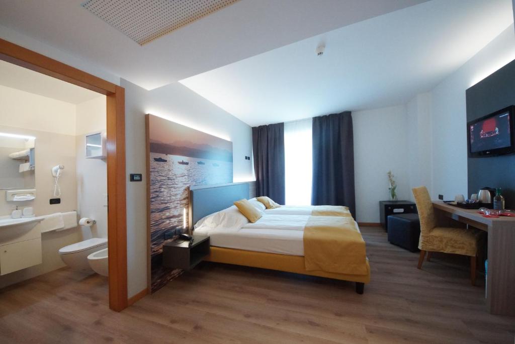 Postel nebo postele na pokoji v ubytování Ambassador Suite Hotel