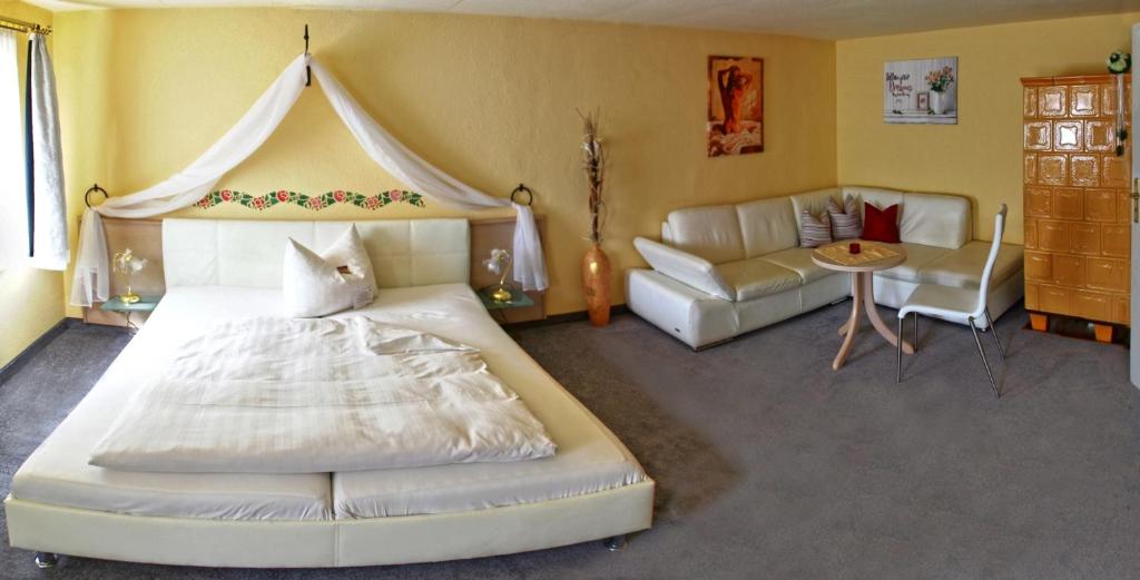 Postel nebo postele na pokoji v ubytování Hotel Schwarzes Ross Siebenlehn